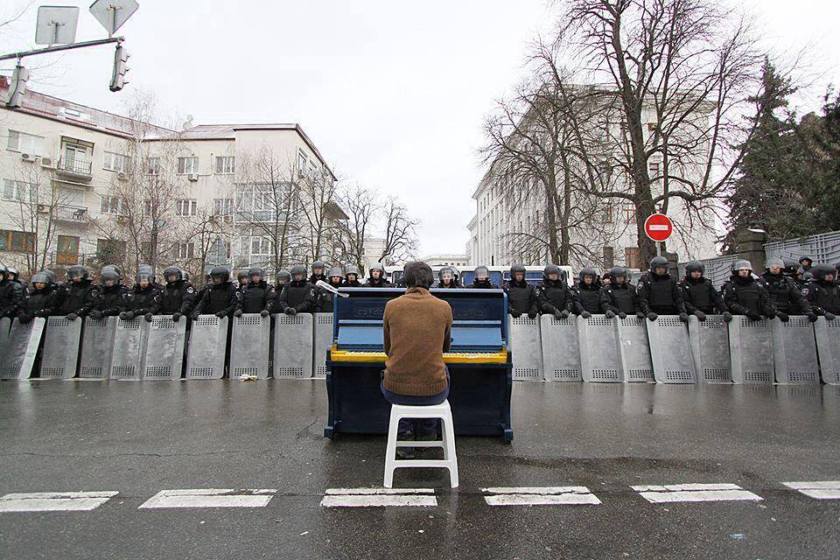 Man playing piano to riot police -Ukraine